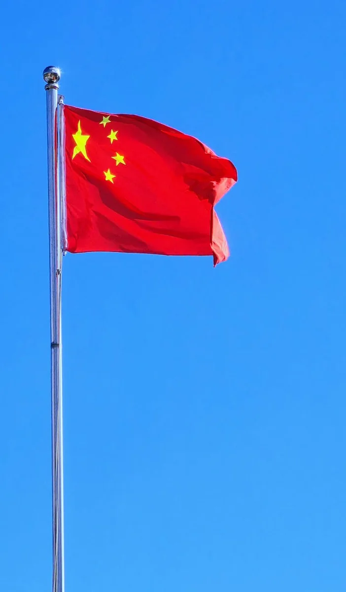 手艺与旧物题材片单横幅，工作台上手工修整的细节场景